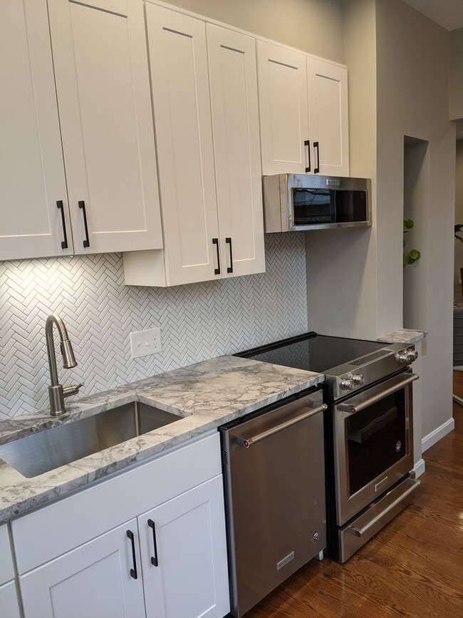 Building Photo - Kenmore Square recently renovated x-large 1 bedroom with parking for June 1!