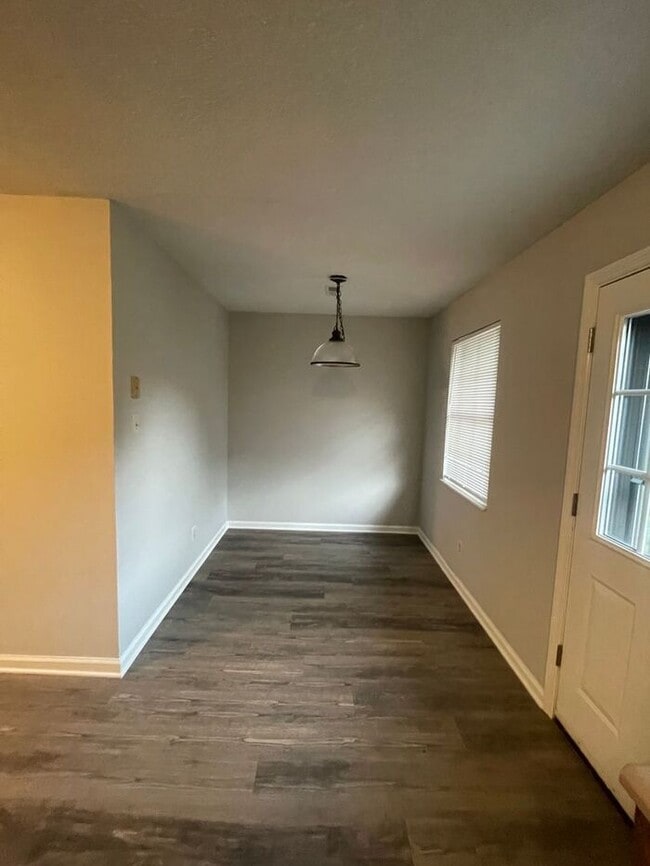 Building Photo - Charming 2-Bed, 2-Bath Townhouse in NW Kno...