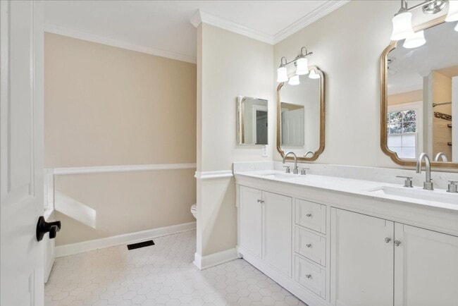 Building Photo - Kingsmill Gem