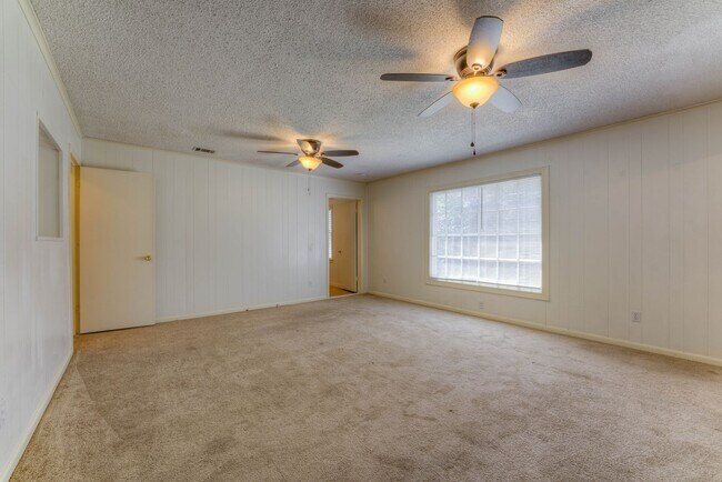 Building Photo - 4 bed/2 bath