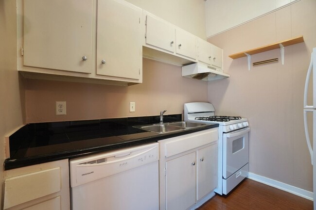 Building Photo - 618 W 51st St