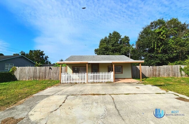 Building Photo - Rare flexible commercial space available for monthly lease on busy Combee Road