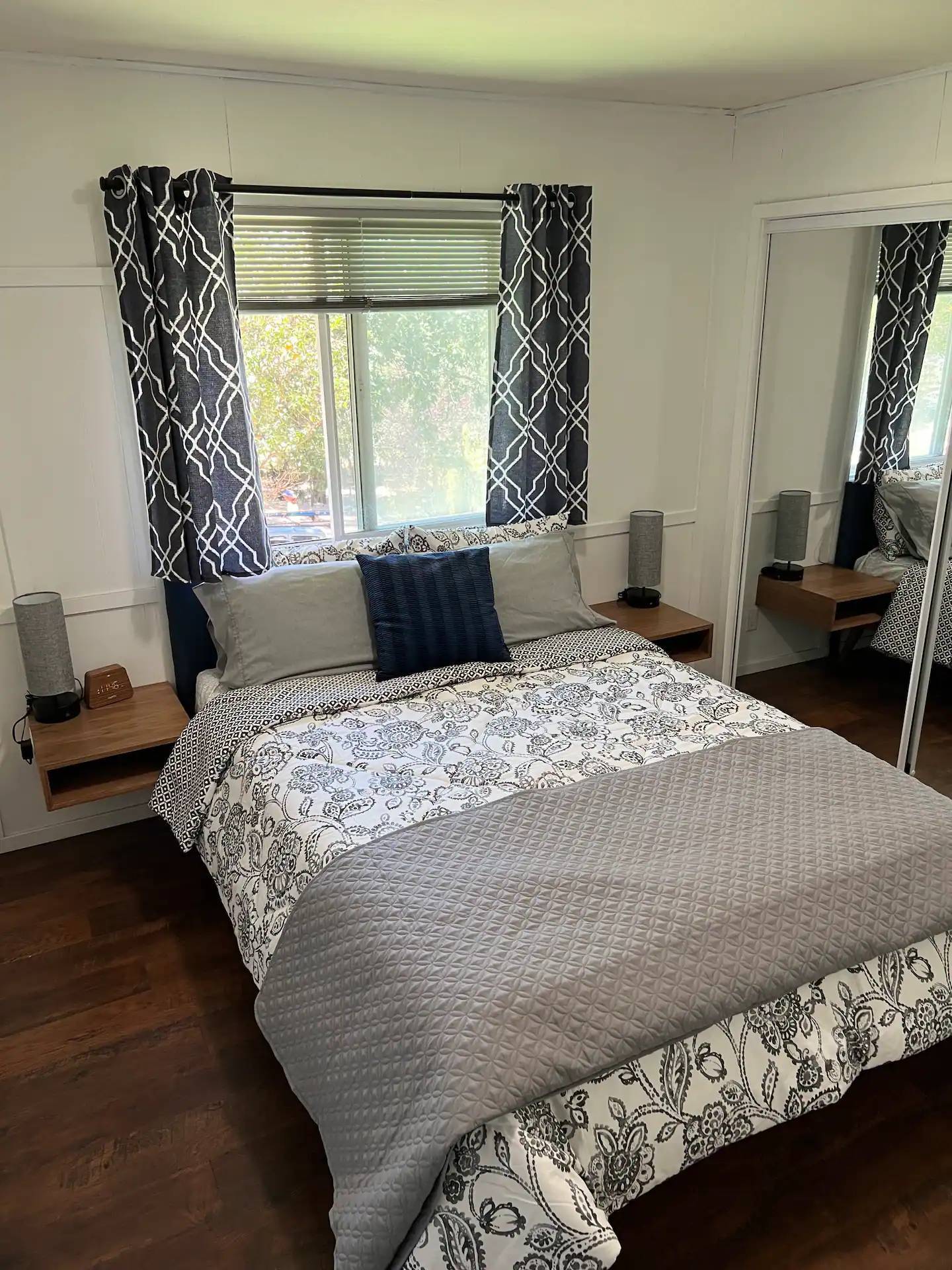 Guest Unit Bedroom 2 - 5760 Colodny Dr