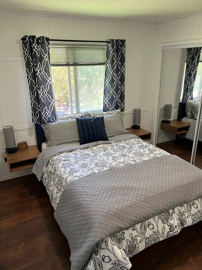 Guest Unit Bedroom 2 - 5760 Colodny Dr