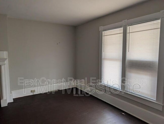 Building Photo - 304 1/2 W Martin St