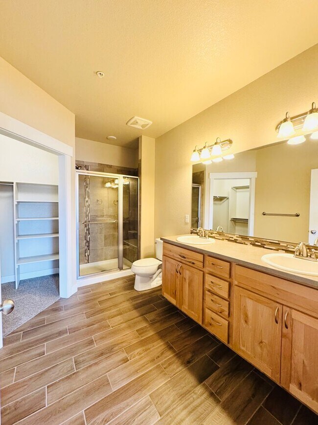 Building Photo - Gorgeous Flats at Rigden Farm 2bed 2bath Condo