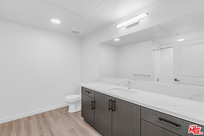 Building Photo - 10824 Blix St