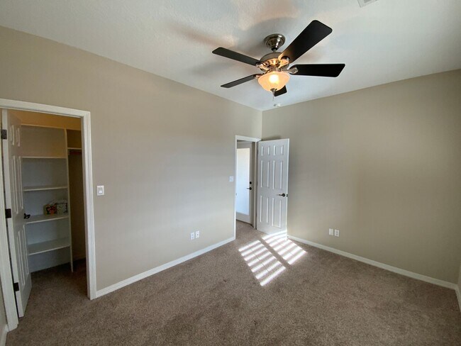 Building Photo - 3 Bedroom Townhome Available Near Wyoming Blvd NE & Paseo Del Norte Blvd NE!