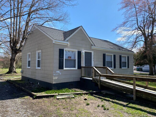 Building Photo - Just Renovated w/ large yard