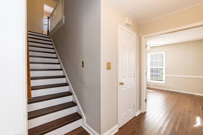 Building Photo - Three Bedroom Home!