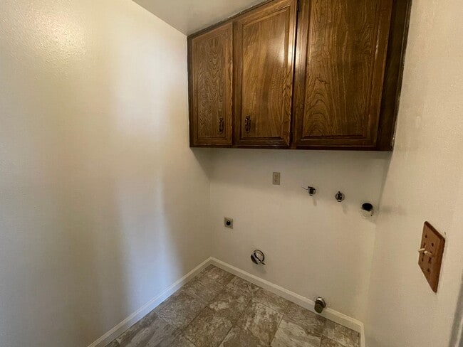 Building Photo - Single story located in East Modesto neighborhood!