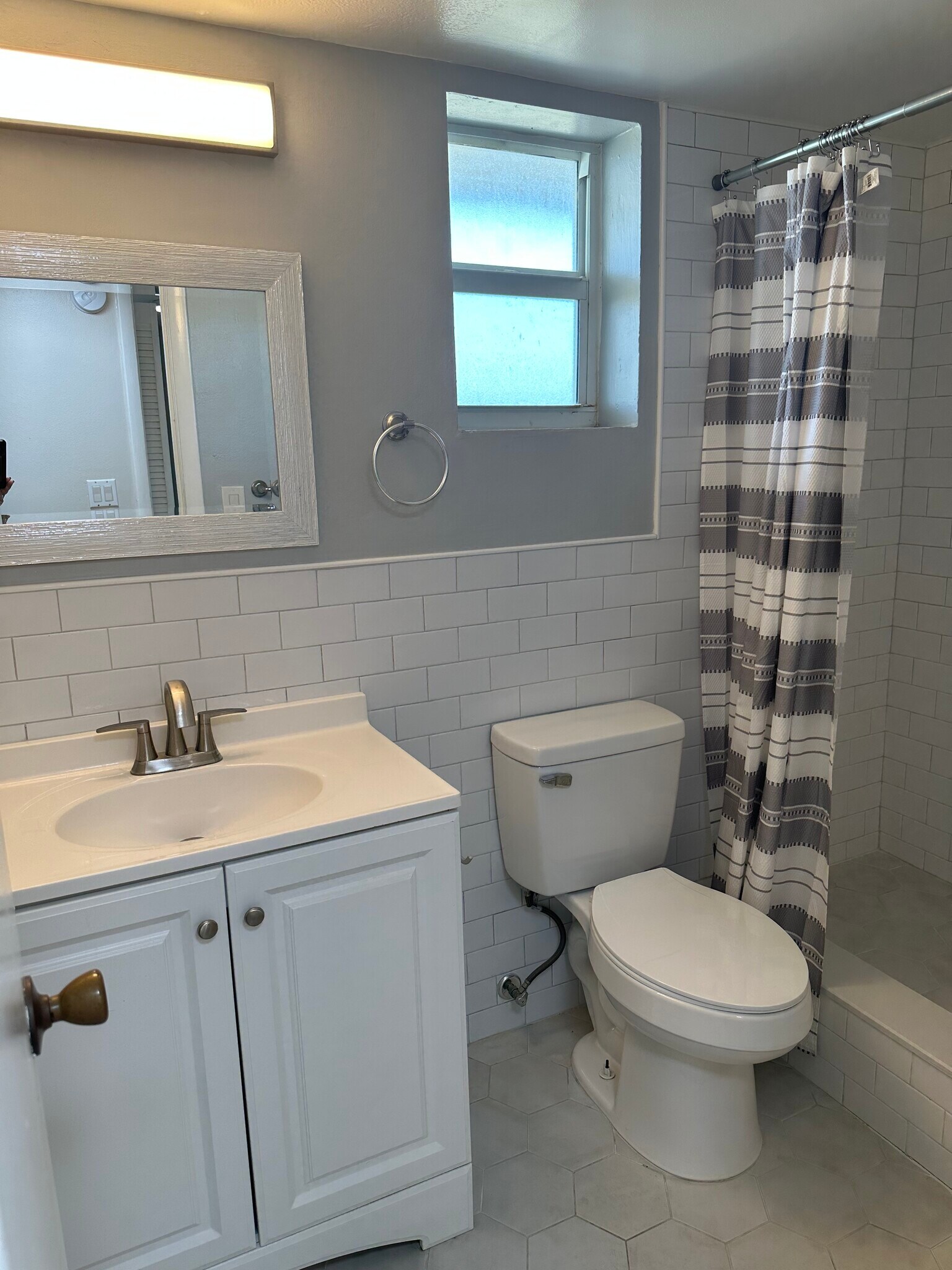 Building Photo - 220 SW 9th Ave