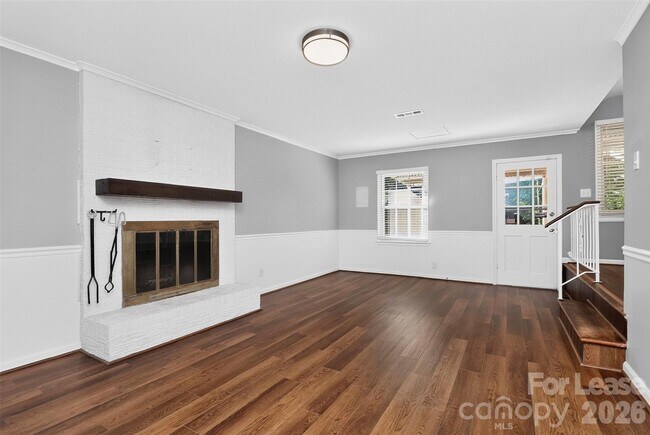 Building Photo - 2438 Knickerbocker Dr
