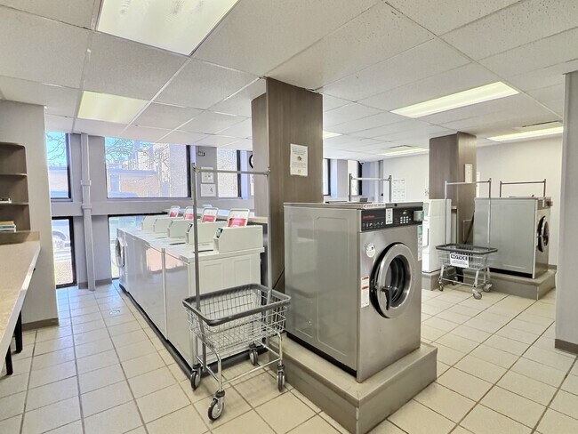 Building Photo - 1660 N La Salle Dr