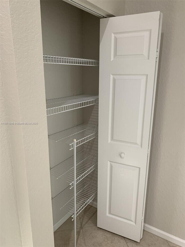 Building Photo - 2518 Bay Pointe Ct