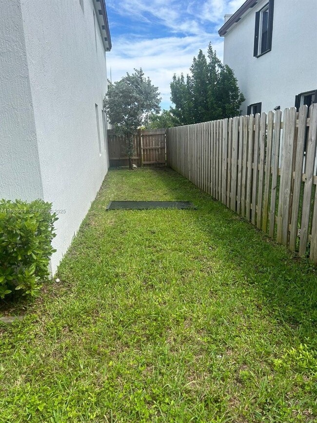 Building Photo - 20828 NE 2nd Ct