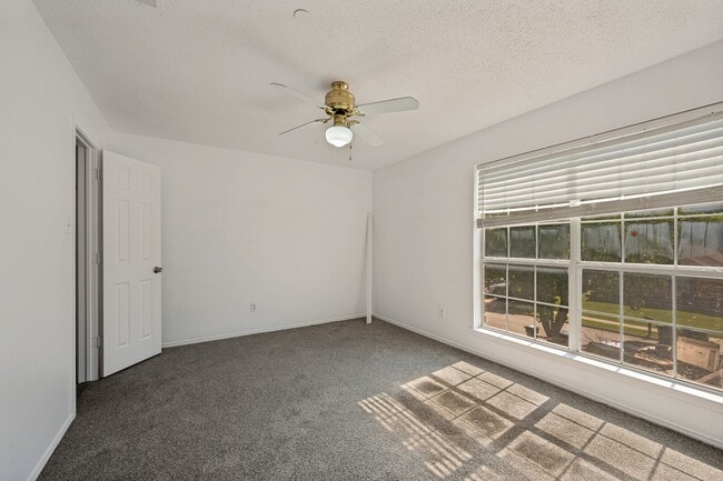 Building Photo - 5518 Heathercrest Dr