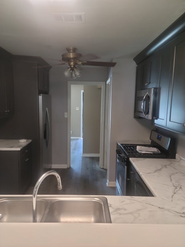 Building Photo - "Charming 3-Bed Home with Granite Elegance...