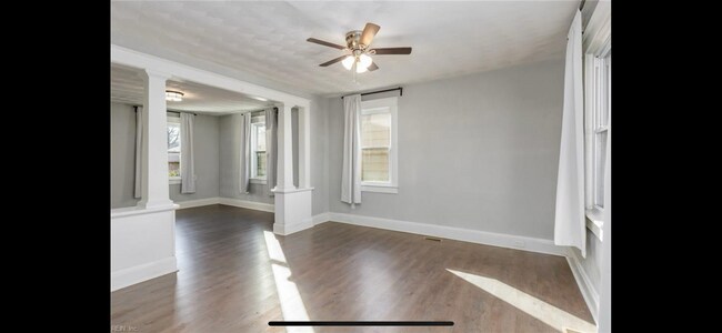 Living room - 3436 Chesapeake Blvd