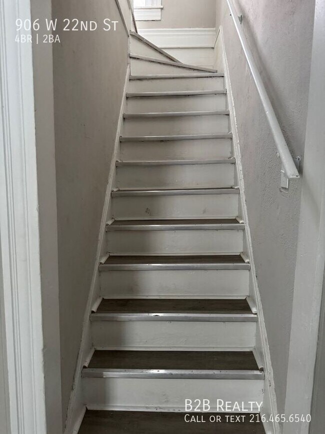 Building Photo - 906 W 22nd St