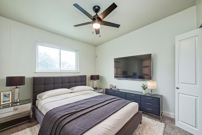 Building Photo - Beautifully Updated 3-Bedroom Single-Famil...
