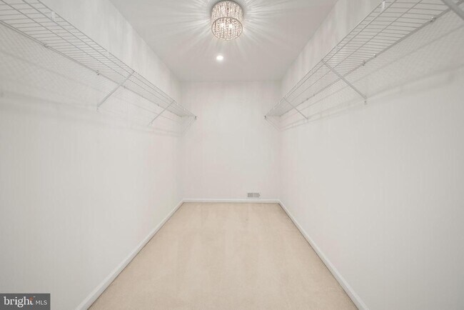 Building Photo - 156 E Country Club Dr