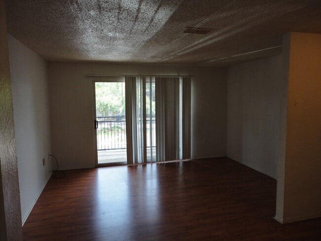Building Photo - 3/3 Top Floor Unit Windsor Park
