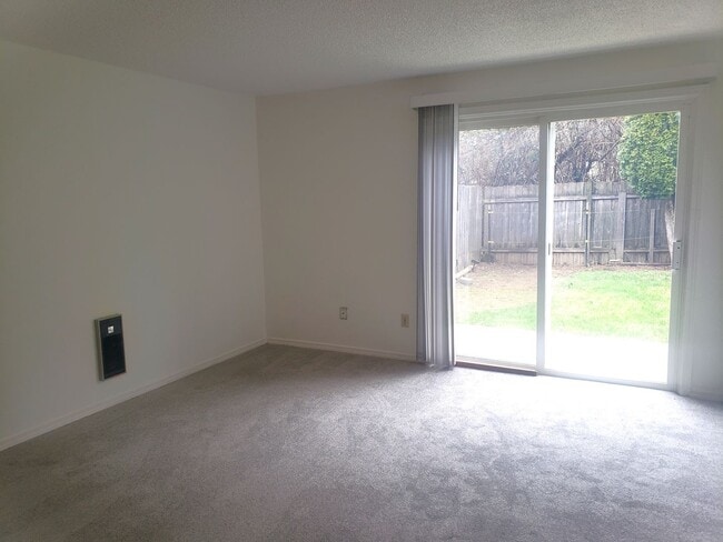 Building Photo - Great duplex in Gresham! rentalsc21.com