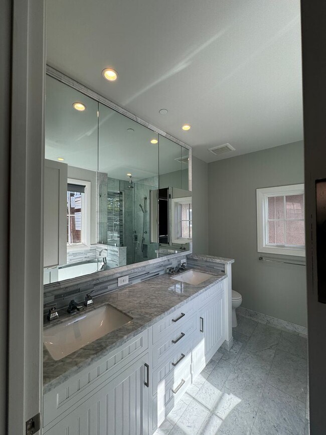 Building Photo - Luxurious Indoor & Outdoor Living
