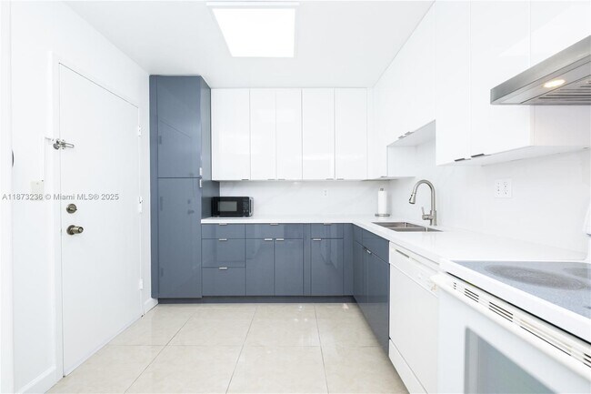 Building Photo - 1833 S Ocean Dr