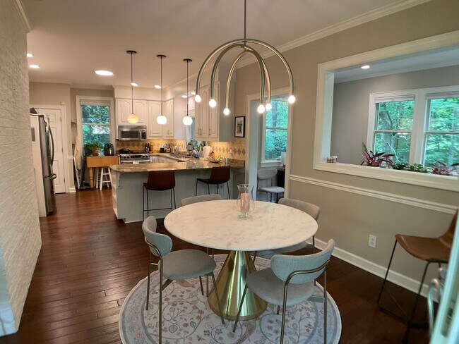 Building Photo - Executive Home in The Heart of Chapel Hill!