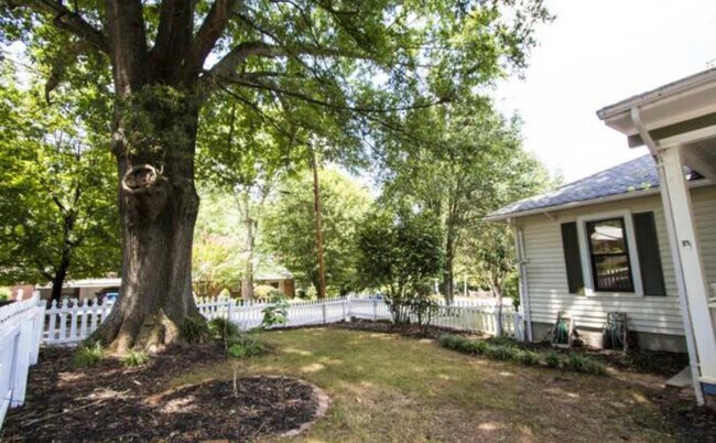 Building Photo - 235 Maple St