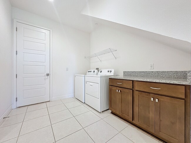 Building Photo - 10090 Sunnifa Aly