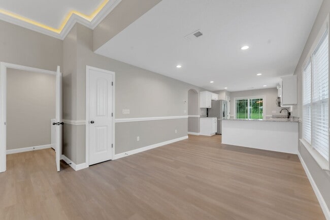 Building Photo - Modern 3-Bedroom Home with Granite Counter...