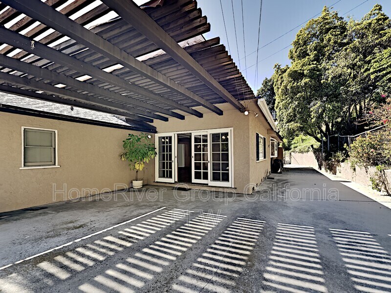 Building Photo - 2431 Sleepy Hollow Dr