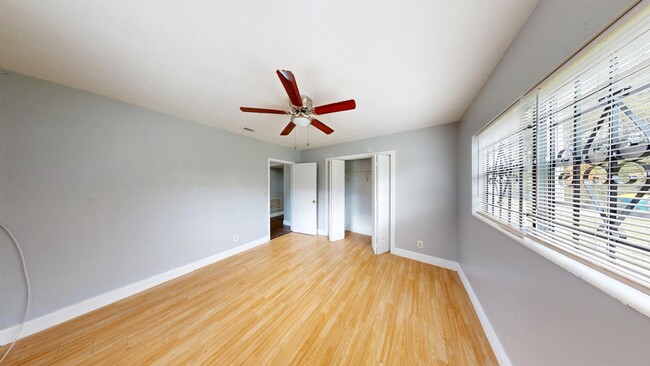 Building Photo - 3BR/1BA HOUSE - Riverview Area  **HALF OFF...