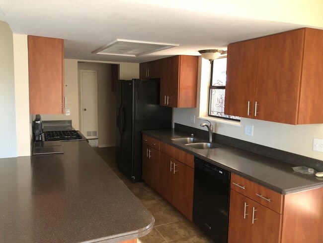 Building Photo - 230 Stern Dr