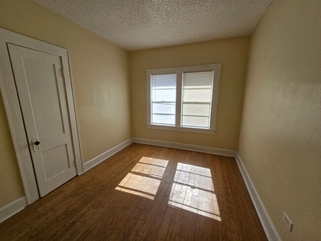 Building Photo - Nice 2 Bedroom & Large extra room that you...