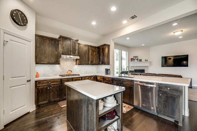 Building Photo - Charming 3-Bedroom Retreat with 2 Full Bat...