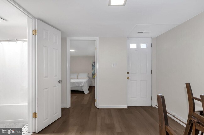 Building Photo - 117 15th St SE