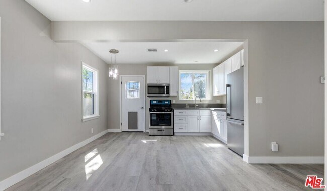 Building Photo - 9217 Langdon Ave