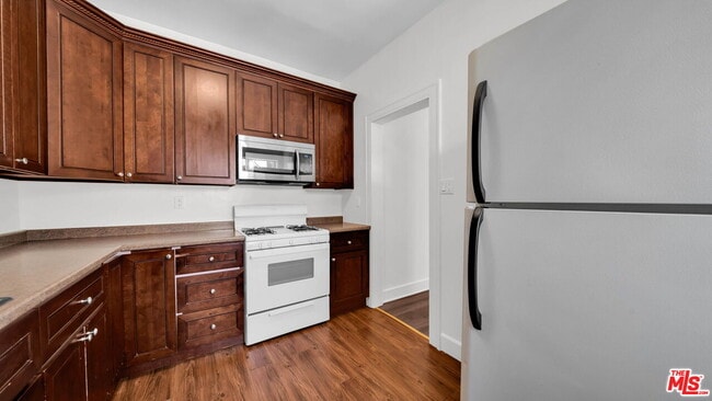 Building Photo - 806 W 40th Pl