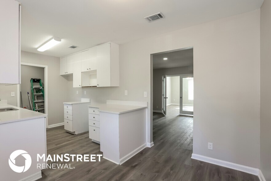 Building Photo - 7912 Dalehurst Dr S