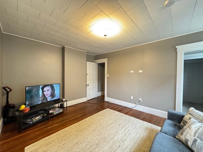 Building Photo - 5 Bed/ 2 Bath on Fairview mins. from UC Campus Only $575/pp ($2,875/mo) + Free Wifi! AND a $250 s...