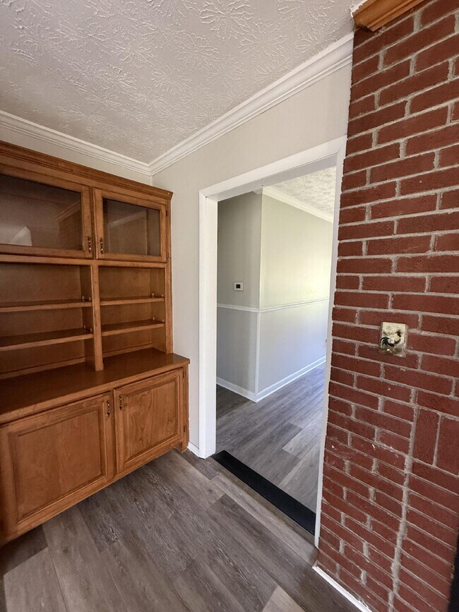Building Photo - "Charming 3-Bedroom Retreat with 2 Full Ba...