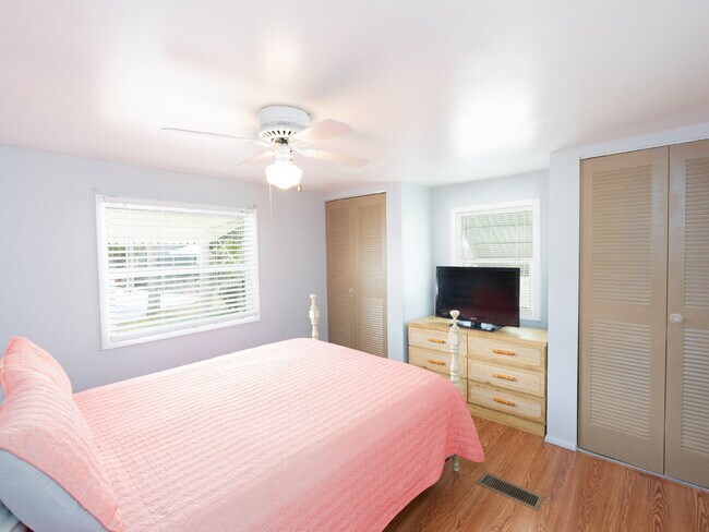Building Photo - "Charming 2-Bed Furnished Annual Retreat in Venice, FL – Your Cozy Home Awaits!"