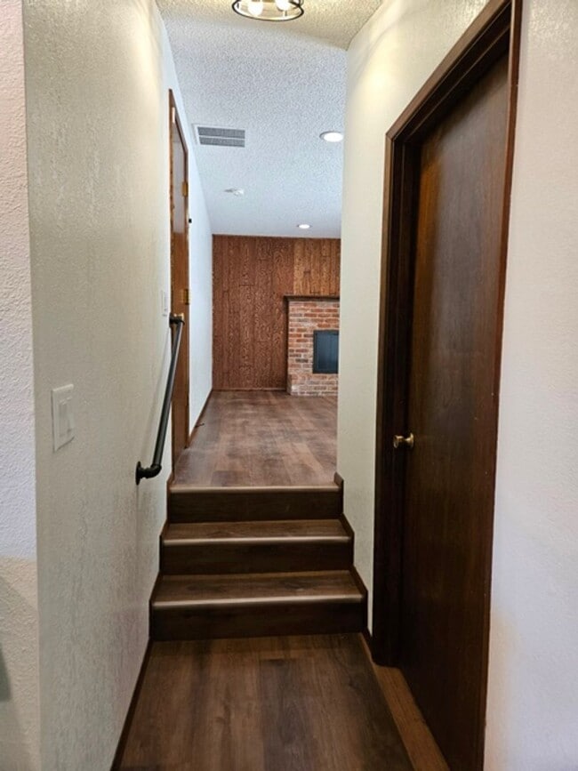 Building Photo - 3Bd/2Ba Single Story Home-For Viewing!
