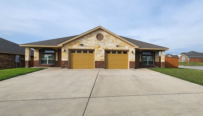 Primary Photo - Beautiful 3 Bed, 2 Bath Duplex in Clear Cr...