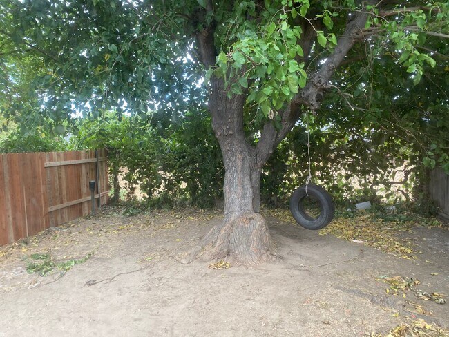 Building Photo - Duplex - 2 Bedrooms, 1 Bath.