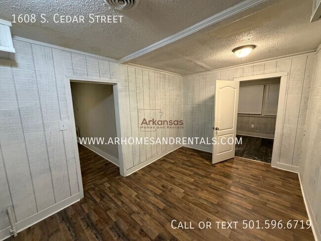 Building Photo - 1608 S Cedar St